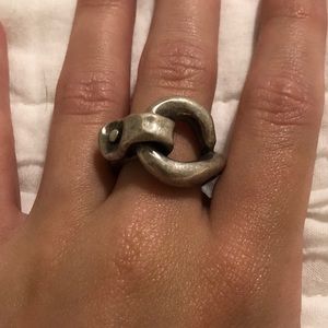 Uno de 50 handcrafted ring